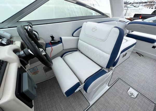 Crownline E305XS image