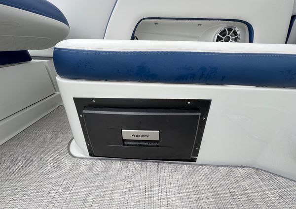 Crownline E305XS image