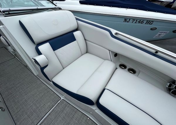 Crownline E305XS image