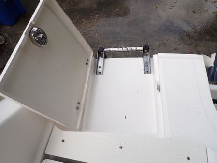 Robalo R180 Center Console image