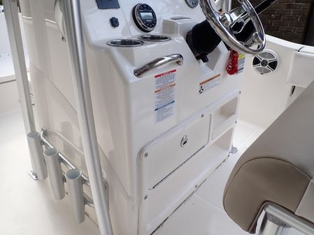 Robalo R180 Center Console image