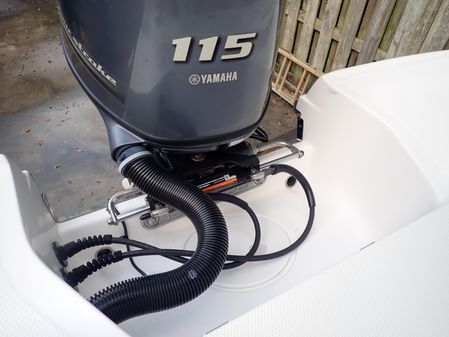 Robalo R180 Center Console image