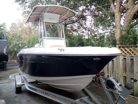 Robalo R180 Center Console image