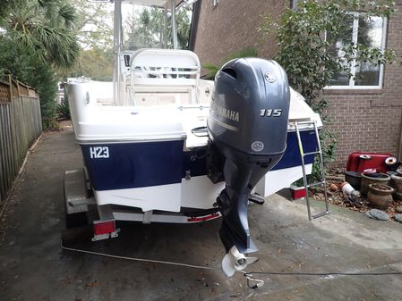 Robalo R180 Center Console image