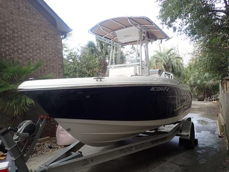 Robalo R180 Center Console image