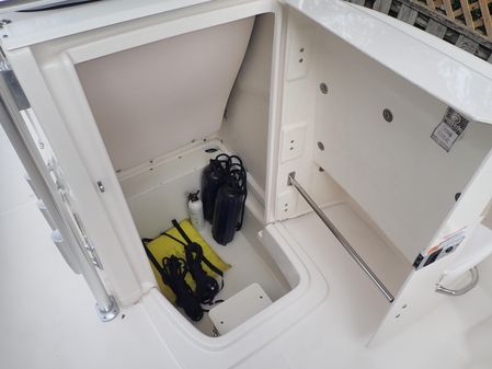 Robalo R180 Center Console image