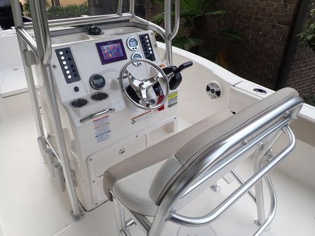 Robalo R180 Center Console image