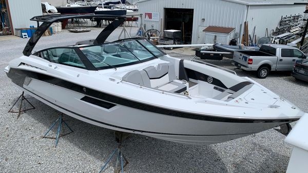 Cruisers Yachts 338 Bow Rider