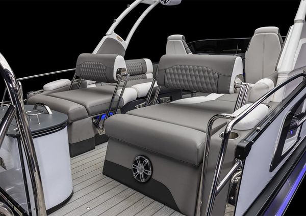 Avalon EXCALIBUR-LTD-QUAD-LOUNGE-WINDSHIELD image