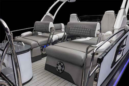 Avalon EXCALIBUR-LTD-QUAD-LOUNGE-WINDSHIELD image