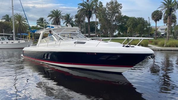 Intrepid 430 Sport Yacht