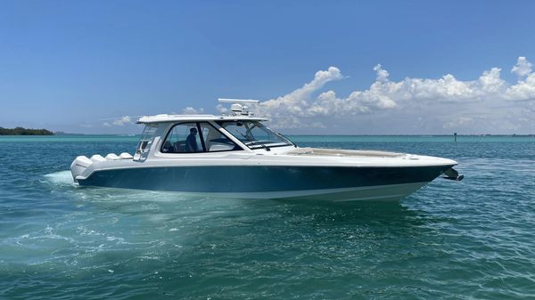 Boston Whaler 380 Realm 