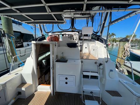 Albin 32 + 2 Command Bridge image