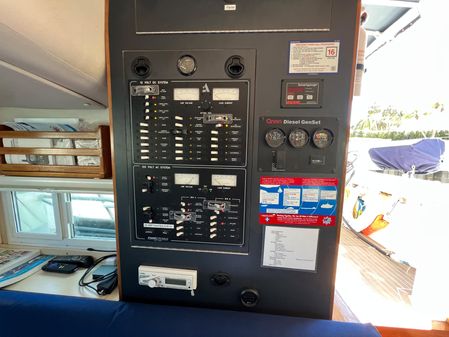 Albin 32 + 2 Command Bridge image