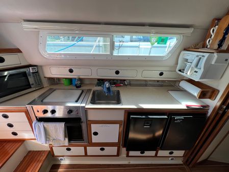 Albin 32 + 2 Command Bridge image