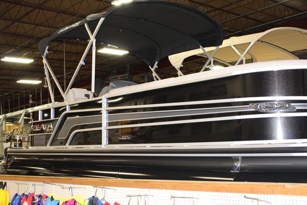 Ranger Reata 223C Pontoon - main image