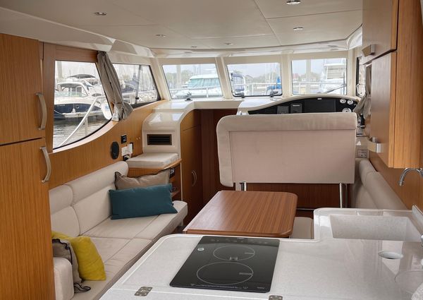 Greenline 33 Hybrid image