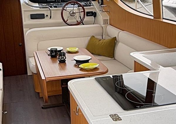 Greenline 33 Hybrid image