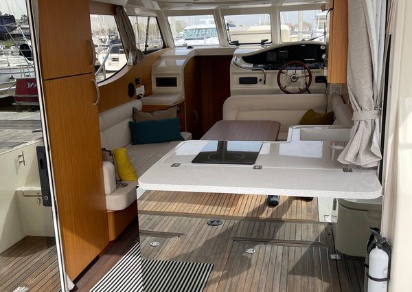 Greenline 33 Hybrid image