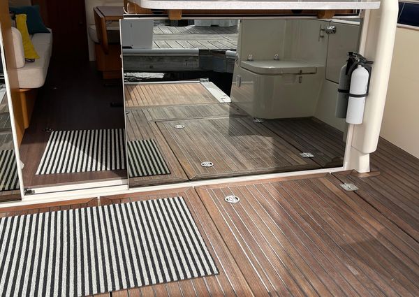 Greenline 33 Hybrid image