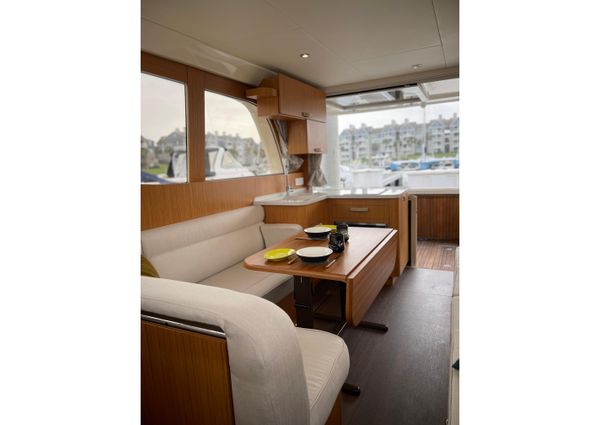 Greenline 33 Hybrid image