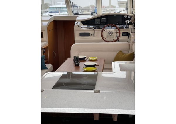 Greenline 33 Hybrid image