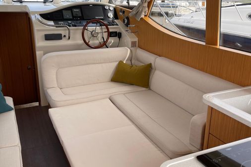 Greenline 33 Hybrid image