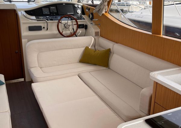 Greenline 33 Hybrid image