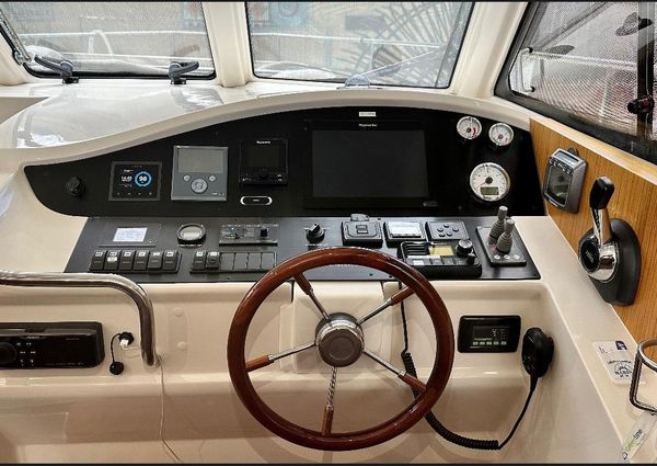 Greenline 33 Hybrid image