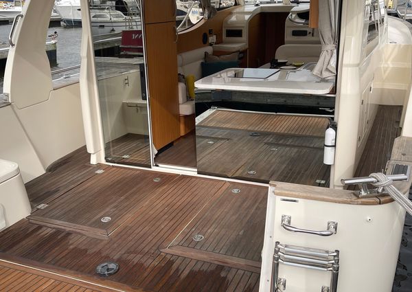 Greenline 33 Hybrid image