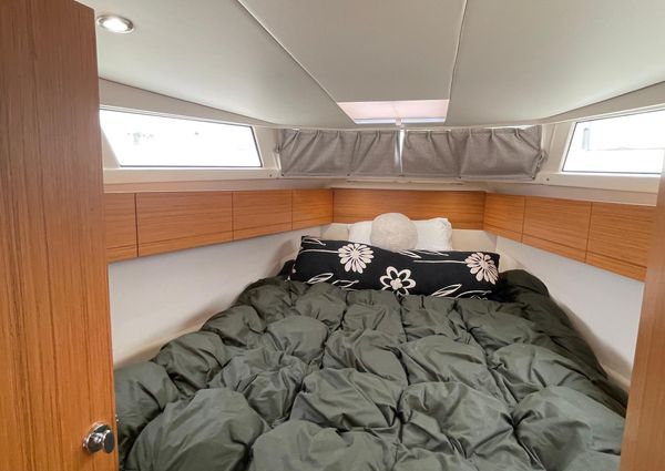 Greenline 33 Hybrid image