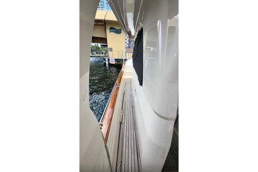 Greenline 33 Hybrid image