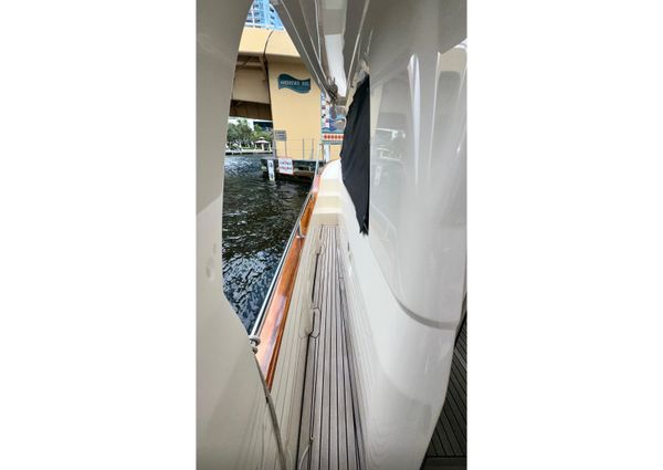 Greenline 33 Hybrid image