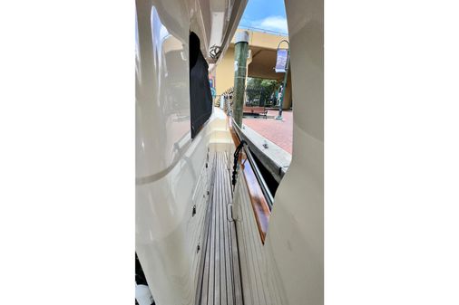 Greenline 33 Hybrid image