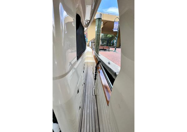 Greenline 33 Hybrid image