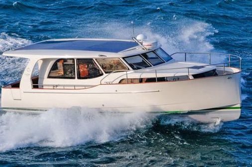 Greenline 33 Hybrid image