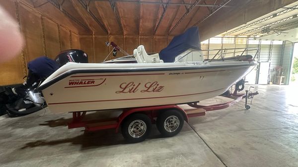 Boston Whaler 210 Outrage 