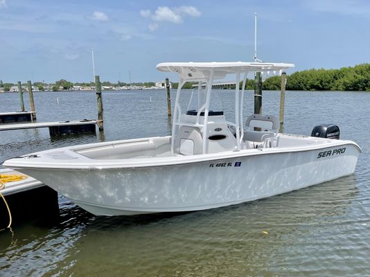 Sea-pro 219-CENTER-CONSOLE - main image