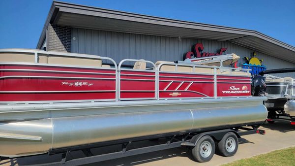 Sun Tracker Party Barge 22 RF DLX