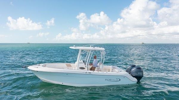 Robalo R242 Center Console 