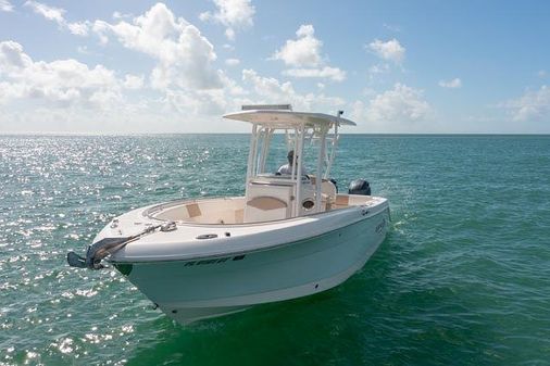 Robalo R242-CENTER-CONSOLE image