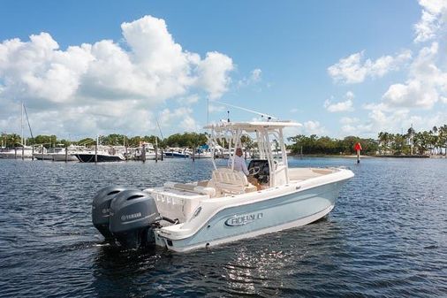 Robalo R242-CENTER-CONSOLE image