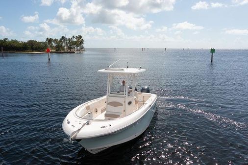 Robalo R242-CENTER-CONSOLE image