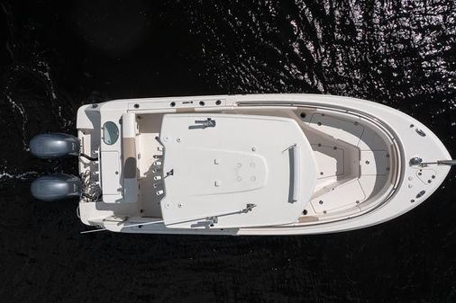 Robalo R242-CENTER-CONSOLE image