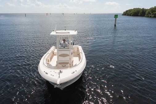 Robalo R242-CENTER-CONSOLE image