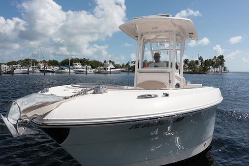 Robalo R242-CENTER-CONSOLE image