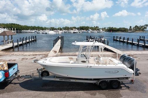 Robalo R242-CENTER-CONSOLE image