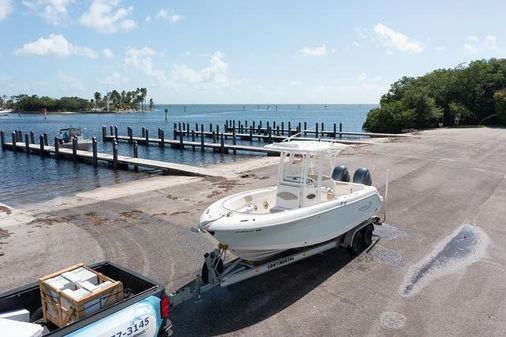 Robalo R242-CENTER-CONSOLE image