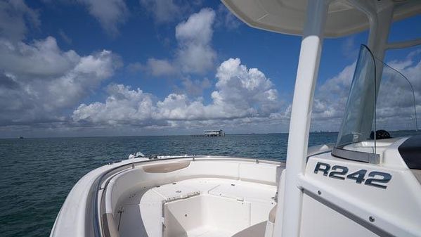 Robalo R242-CENTER-CONSOLE image