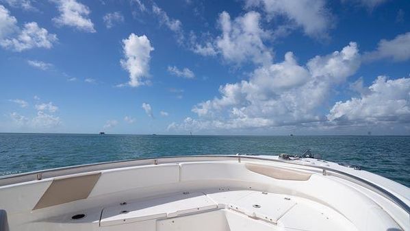 Robalo R242-CENTER-CONSOLE image